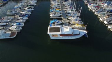 Marina Rıhtımında yelkenli ve yatlar Hava Çekimi