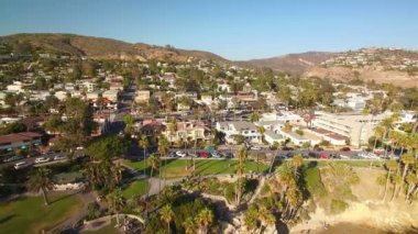 Kaliforniya Sahil Şehrinin Laguna Plajı Havadan Çekimi Geriye Eğil