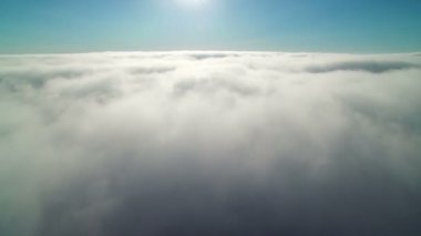İlahi Bulutların Üzerinde Deniz Katmanı 'nın Hava Görüntüsü Hızla İlerleyin