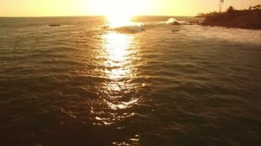 Laguna Sahili 'nde Büyük Dalgalarda Sörf Yapan Sörfçüler Kaliforniya Günbatımı Hava Çekimi
