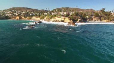 Laguna Sahili İlham Noktası Kaliforniya Sahili 'nin Havadan Çekimi Üzerinden Uçar