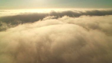 Bulutlar Denizi Deniz Katmanı 'nın İlahi Günbatımı Hava Çekimi