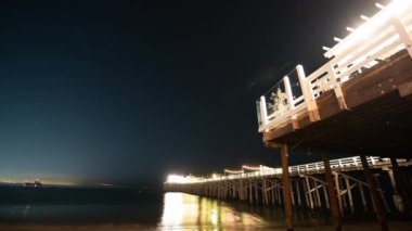 Orion Takımyıldızı Malibu İskelesi Sahili 'nin üzerinde yükseliyor California Zaman Hızı Hızlanıyor