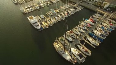 Marina Rıhtımında Yelkenliler ve Yatlar Hava Çekimi Günbatımı