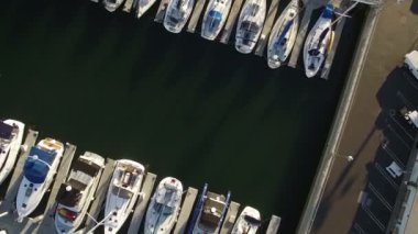 Yelkenliler ve Yatlar Marina Rıhtımında Kuş Gözü Görünümü Gün batımı Hava Çekimi Eğik