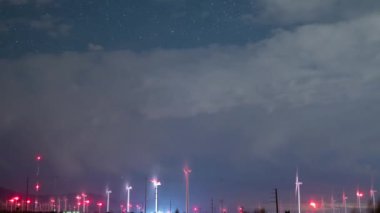 Mojave Çölünde Rüzgâr Türbinleri Üzerindeki Yıldızlar ve Fırtınalı Bulutlar Kaliforniya 'yı Eğiliyor