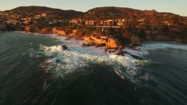 Laguna Sahili İlham Noktası Günbatımı Hava Çekimi Kaliforniya Sahil Çevirisi İleri Yana Eğil