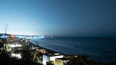 Malibu Zuma Sahili 'nin üzerindeki yıldızlar Kaliforniya' nın zaman akışına uygun.
