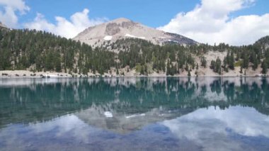 Lassen Tepesi ve Mavi Gök Helen Gölü, Lassen Ulusal Parkı, Kaliforniya