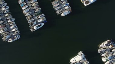 Marina rıhtımında yelkenli ve yatlar Kuş Gözü Görünümü Hava Atışı Yüksekliği