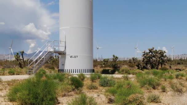 モハーヴェ砂漠の風力発電所カリフォルニア ドリーショット左基地 — ストック動画