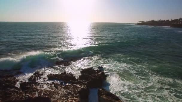 Laguna Beach Waves Bater Rochas Ponto Inspiração Califórnia — Vídeo de Stock