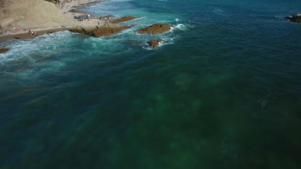 Laguna Beach Puddle Surfer Aerial Shot Καλιφόρνια Coast Forward Tilt — Αρχείο Βίντεο