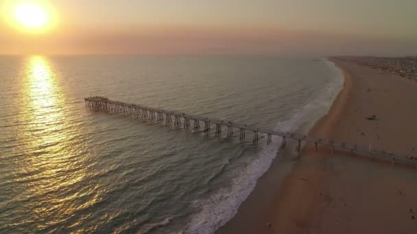 Hermosa Beach Pier Sunset Aerial Shot California Coast Backward Descend — Vídeo de stock