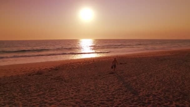 California Coast Hermosa Beach Sunset Aerial Shot Hombre Caminando — Vídeos de Stock