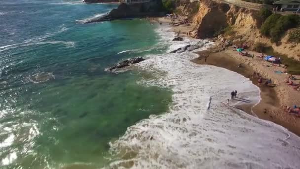 Laguna Beach Summer Crowd Aerial Shot California Coast Indietro — Video Stock