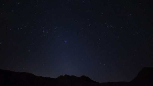星空与银河冬季北方天空悬崖上的天体摄影时间间隔 — 图库视频影像