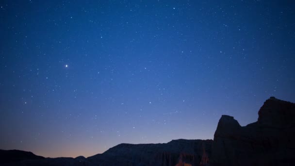 天の川と水星の流星群への夕暮れモハベ砂漠のキャニオンタイムラプス — ストック動画