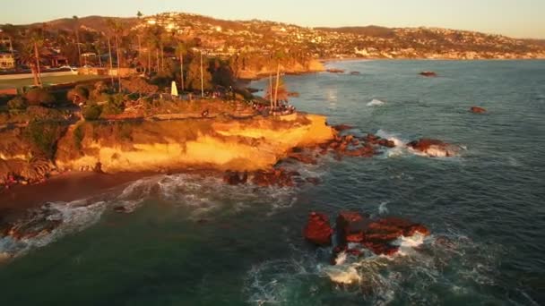 ラグナビーチインスピレーションポイントサンセット航空ショットカリフォルニア海岸回転右 — ストック動画