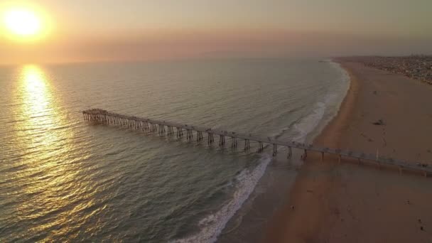 Hermosa Beach Pier Zachód Słońca Aerial Shot Wybrzeże Kalifornii Long — Wideo stockowe