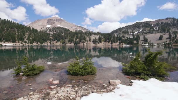 Pico Lassen Nieve Reflexionado Lago Helen Lassen Parque Nacional California — Vídeo de stock