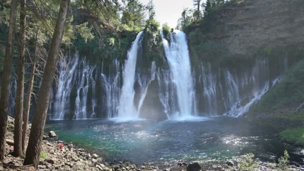 Burney Falls Hikers Waterfalls Shasta California Wide Shot — Stock Video