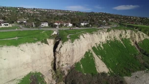 Palos Verdes Agua Amarga Canyonカリフォルニア海岸線空中ショットバックワード明らかに — ストック動画