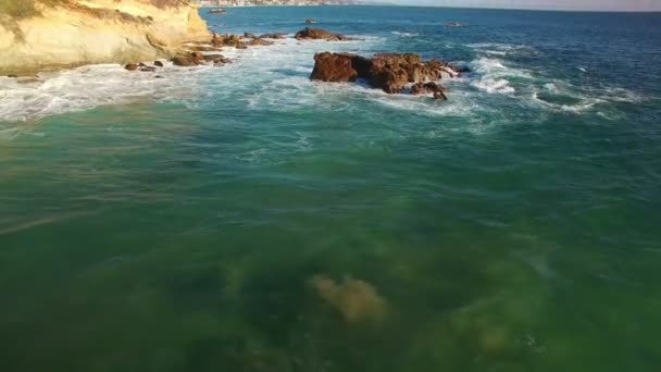 Laguna Beach Ponto Inspiração Voar Sobre Rochas Tiro Aéreo Costa — Vídeo de Stock