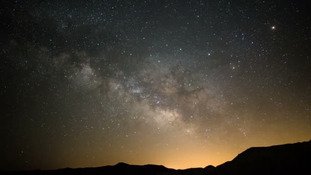 モハーヴェ砂漠キャニオンの天の川の水星の流星群 — ストック動画
