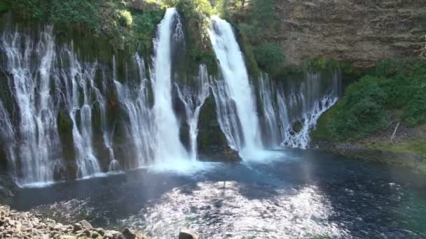 Burney Falls River Och Vattenfall Shasta California Wide Shot — Stockvideo