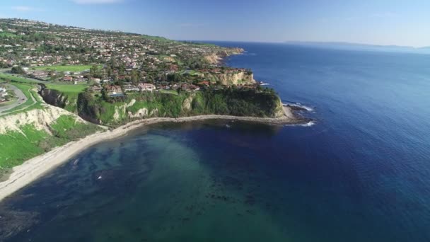 Palos Verdes Agua Canyon Resort Point California Coastline Aerial Shot — стоковое видео