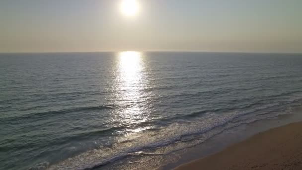 Каліфорнійський Берег Hermosa Beach Daytime Air Shot Tracking Left — стокове відео