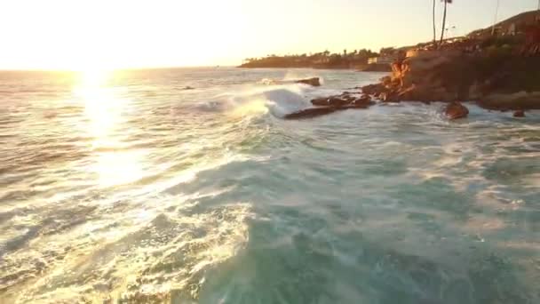 Sunset Waves Estrellándose Través Rocas Laguna Beach Inspiration Point Aerial — Vídeos de Stock