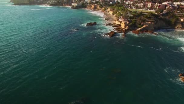 Laguna Beach Inspiration Point Aerial Shot California Coast Descend Tilt — Stok Video