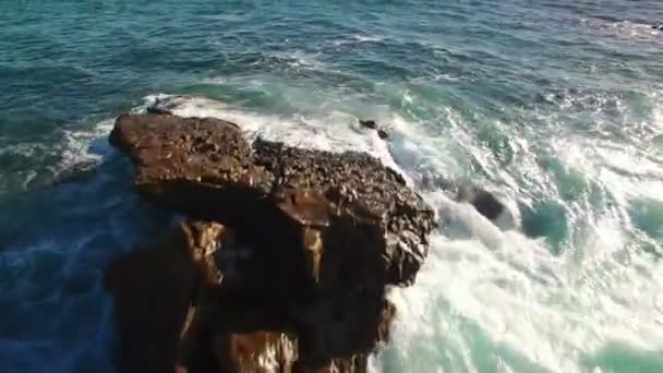 Хвилі Розбиваються Скелі Повітряний Єкт Тихоокеанського Узбережжя Каліфорнії — стокове відео