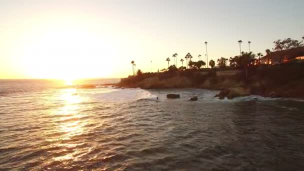 Surfistas Laguna Beach Inspiration Point Sunset Aerial Shot Costa Califórnia — Vídeo de Stock