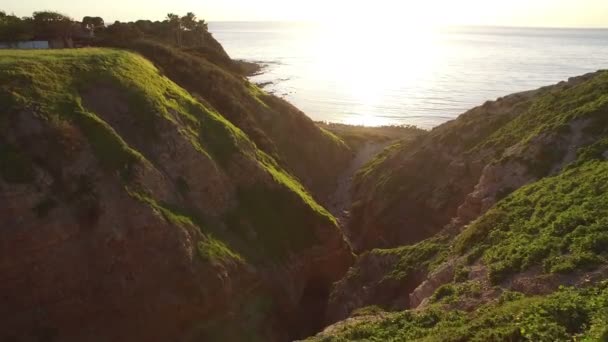パラス ヴェルデ アグア アマルガ キャニオン サンセット空中ショットカリフォルニア海岸線崖の上を飛ぶ進む — ストック動画