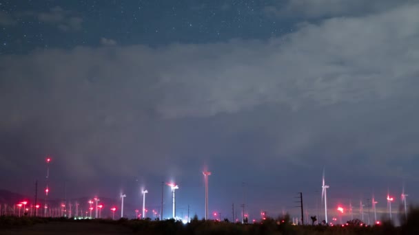 Sterne Und Stürmische Wolken Über Windkraftanlagen Der Mojave Wüste Kalifornien — Stockvideo