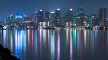 San Diego şehir merkezi Skyline Ocean Night Lapse Pan California 'ya yansıyor.