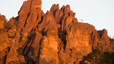 Pinnacles Ulusal Parkı Günbatımından Geceyarısı Kayası oluşumuna Kaliforniya Eğil