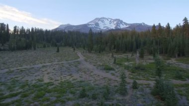 Dağ ve Ormanın Sabah Havadan Çekimi 'nden Shasta Dağı. Kaliforniya İleri