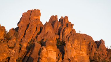 Pinnacles Ulusal Parkı Günbatımından Geceyarısı Kayası oluşumuna Kaliforniya