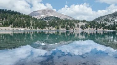 Lassen Ulusal Parkı Helen Gölü Mavi Gök Yansımaları California Yansımaları Hızı Sağa