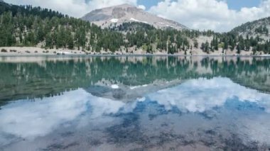 Lassen Ulusal Parkı Helen Gölü Mavi Gök Yansımaları Zaman Hızı Kaliforniya Eğilimi