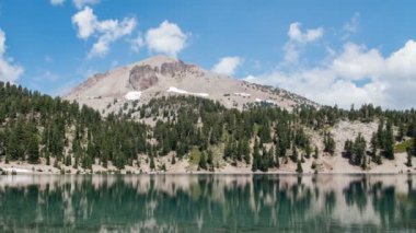 Lassen Ulusal Parkı Lassen Tepesi Helen Gölü 'ne yansıdı.