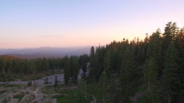 Mount Shasta Bunny Flat Sunset Aerial Shot Mountain Forest California — стоковое видео