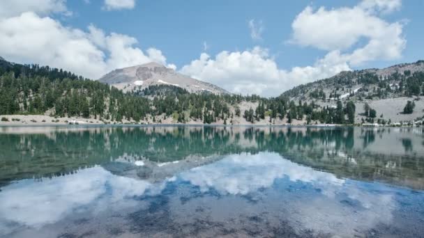 Parc National Lassen Lac Helen Blue Sky Réflexions Time Lapse — Video