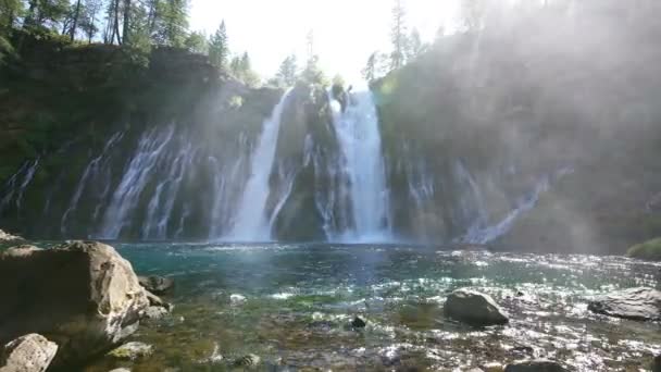 Cascadas Burney Falls Shasta California Wide Shot Pan Right — Vídeos de Stock