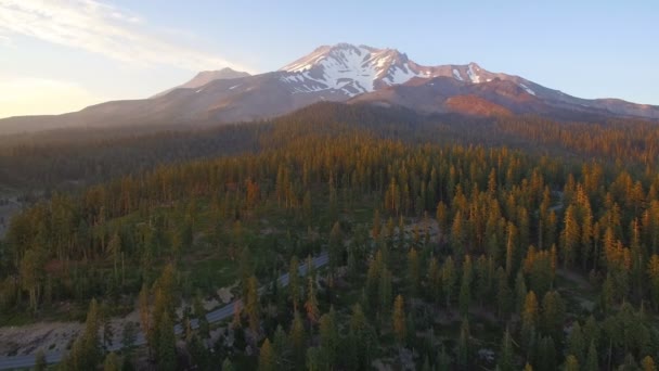 来自加州山区和森林的兔子平落日空中射击的沙斯塔山 — 图库视频影像