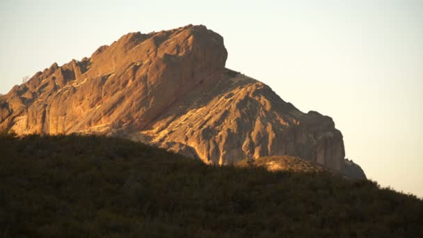 Pinnacles National Park Rock Formation Van Chaparral Trailhead California — Stockvideo